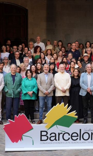 Foto de familia de la presentació de la FIL a l'Ajuntament, per Eli Don (ACN)
