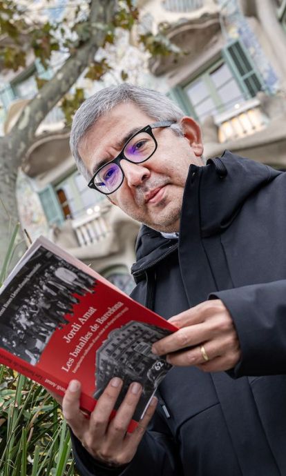 Jordi Amat amb el llibre Les batalles de Barcelona © Àngel Bravo