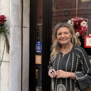 Anna Trilla davant de la seva botiga