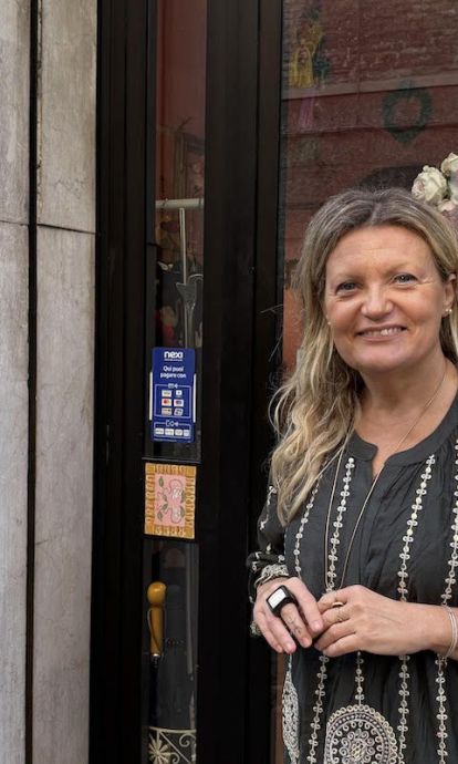 Anna Trilla davant de la seva botiga