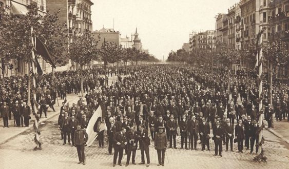24 d'abril: Festa dels Sometents al passeig de Gràcia, en desfilen 40.000