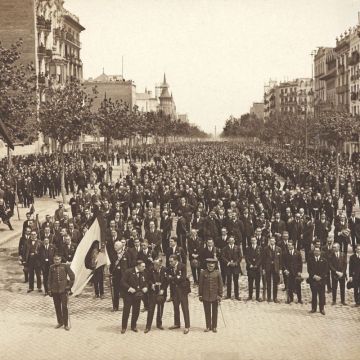 24 d'abril: Festa dels Sometents al passeig de Gràcia, en desfilen 40.000