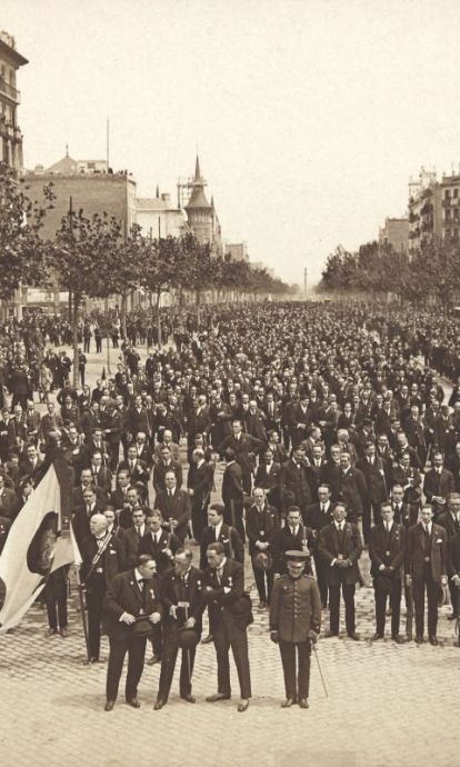 24 d'abril: Festa dels Sometents al passeig de Gràcia, en desfilen 40.000