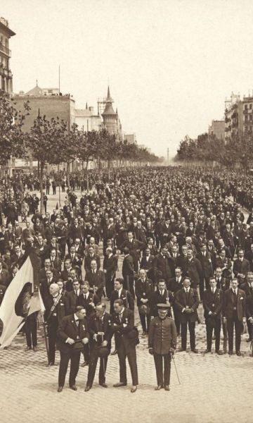 24 d'abril: Festa dels Sometents al passeig de Gràcia, en desfilen 40.000