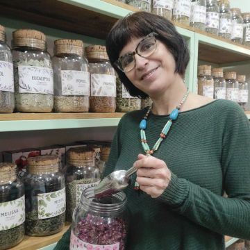 Marta Jordi, al seu herbolari, a l'Eixample. © Carme Escales