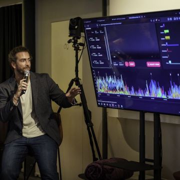 Edgar Sanjuán en un evento de Emogg Analytics