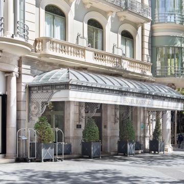 El famoso chaflan de Passeig de Gràcia con València, lado Besós : Montaña en la actualidad (MHG)