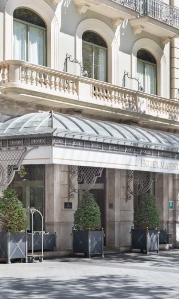 El famoso chaflan de Passeig de Gràcia con València, lado Besós : Montaña en la actualidad (MHG)