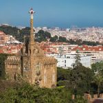 La Torre Bellesguard, amb Barcelona de fons.