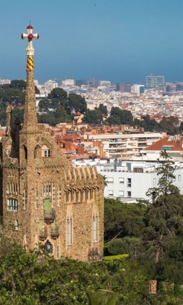 La Torre Bellesguard, amb Barcelona de fons.