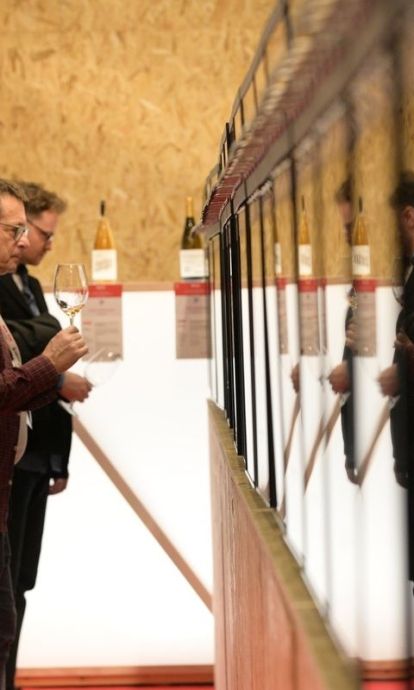Assistents tastant vi a la Barcelona Wine Week. © BWW