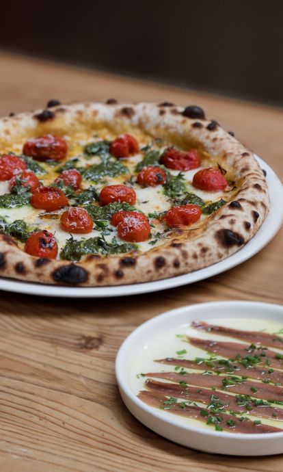 Tomàquet confitat amb herbes aromàtiques i pesto de julivert i lemongrass, amb tapa d’anxoves 00 © Parking Pizza