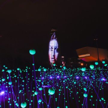 Festival llum bcn poblenou, al fons la Torre Glòries