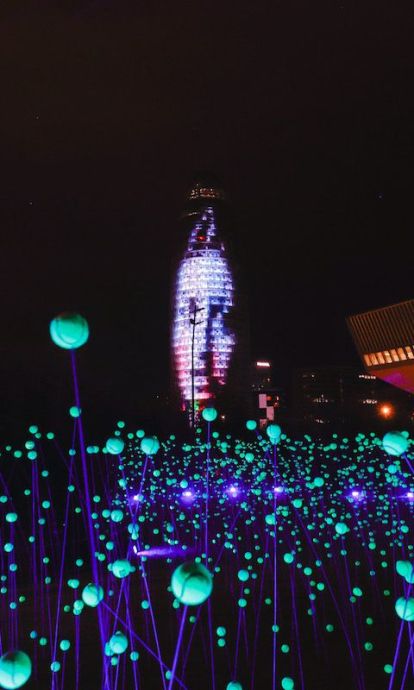 Festival llum bcn poblenou, al fons la Torre Glòries
