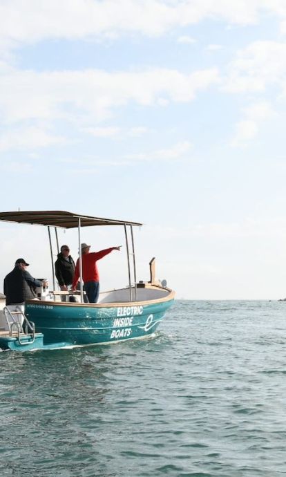 Barco de Electric Inside Boats ante Barcelona