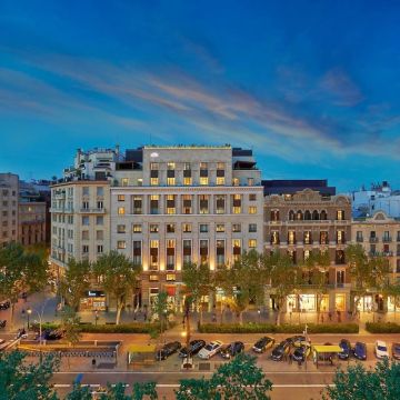 Fachada del hotel, en Passeig de Gràcia, acera Besós, entre Consell de Cent i Diputació. El edificio de la derecha del antiguo banco también forma parte del Mandarin. (MO)