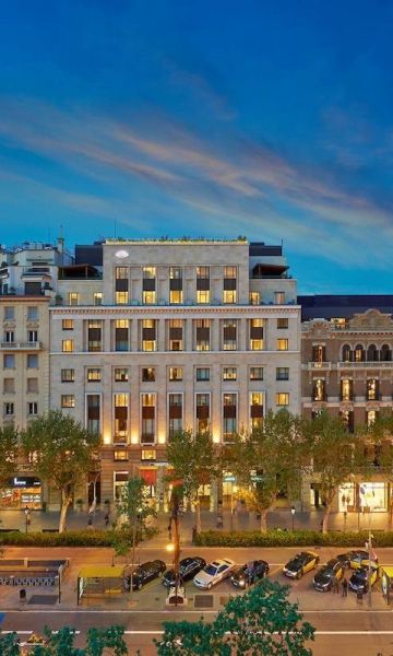 Fachada del hotel, en Passeig de Gràcia, acera Besós, entre Consell de Cent i Diputació. El edificio de la derecha del antiguo banco también forma parte del Mandarin. (MO)