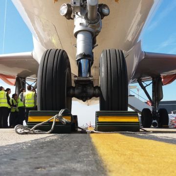 Vista singular de un Airbus A319 de easyjet en el aeropuerto de Barcelona (Javier Ortega Figueiral)