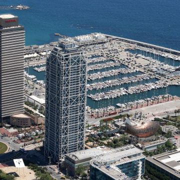 El Hotel Arts, la Torre Mapfre y el Puerto Olímpico en primavera de 2014 © Javier Ortega Figueiral