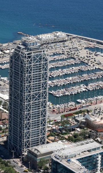 El Hotel Arts, la Torre Mapfre y el Puerto Olímpico en primavera de 2014 © Javier Ortega Figueiral