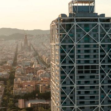 El Arts visto desde un helicóptero con Barcelona y la Sagrada Familia como fondo (Marriot)