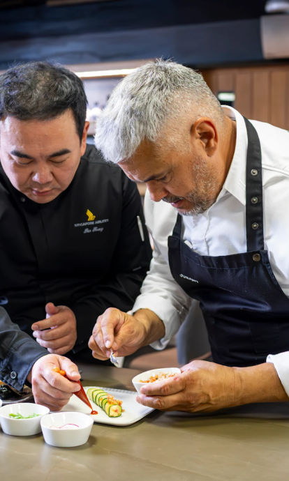 Ben Kuang (Catering Manager de Singapore Airlines) y Nandu Jubany preparando el menÃº para cabina