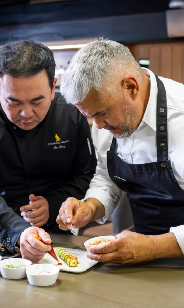Ben Kuang (Catering Manager de Singapore Airlines) y Nandu Jubany preparando el menÃº para cabina