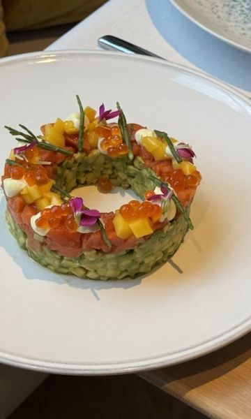 Tartar de salmón rojo salvaje de Alaska e ikura, con aguacate, mango, emulsión de wasabi y salicornia 3