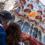 Una parella mira la Casa Batlló. © Àngel Bravo