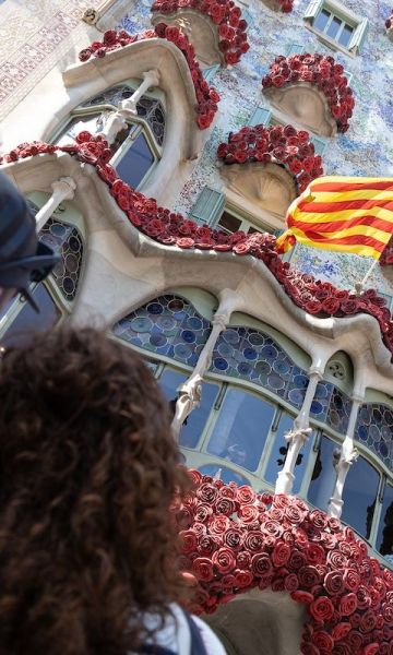 Una parella mira la Casa Batlló. © Àngel Bravo