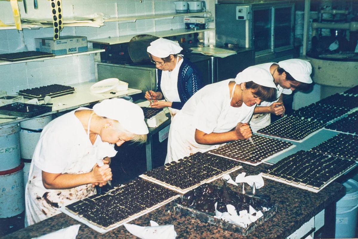 Elaboración de bombones en la Bomboneria Pons, en los años de la segunda generación.