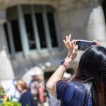 Una turista fotografia La Pedrera. © Àngel Bravo