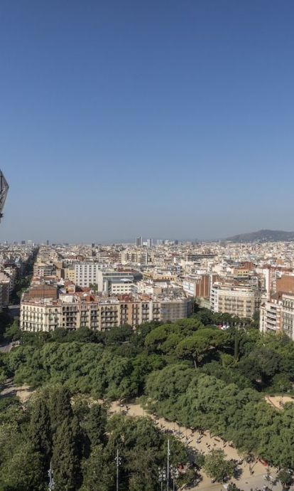 El sistema de construcció de les sis torres centrals s'ha fet a base de panells. El sistema de construcció de les sis torres centrals s'ha fet a base de panells.
