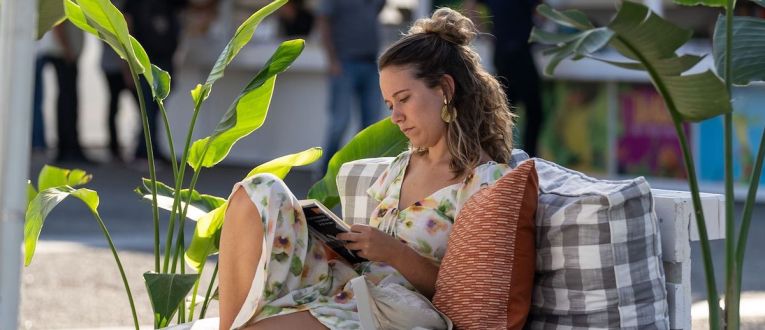 Jove llegint a la Setmana del Llibre en Català