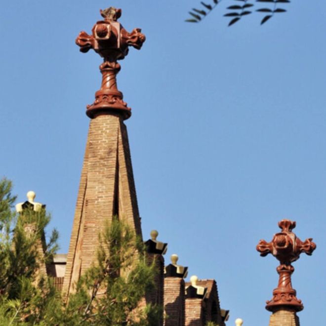 La torre de quatre braços del Col·legi de les Teresianes. La torre de quatre braços del Col·legi de les Teresianes.