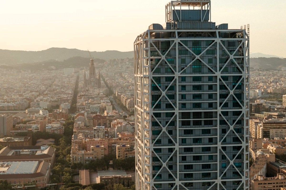 El Arts visto desde un helicóptero con Barcelona y la Sagrada Familia como fondo (Marriot)