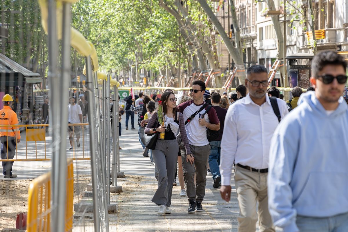 Una parella passeja per la Rambla amb les obres. © Àngel Bravo