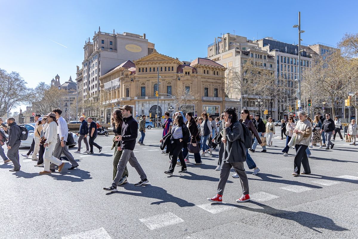 Turistas ante el antiguo Comedia, que acogerá el Thyssen. Àngel Bravo