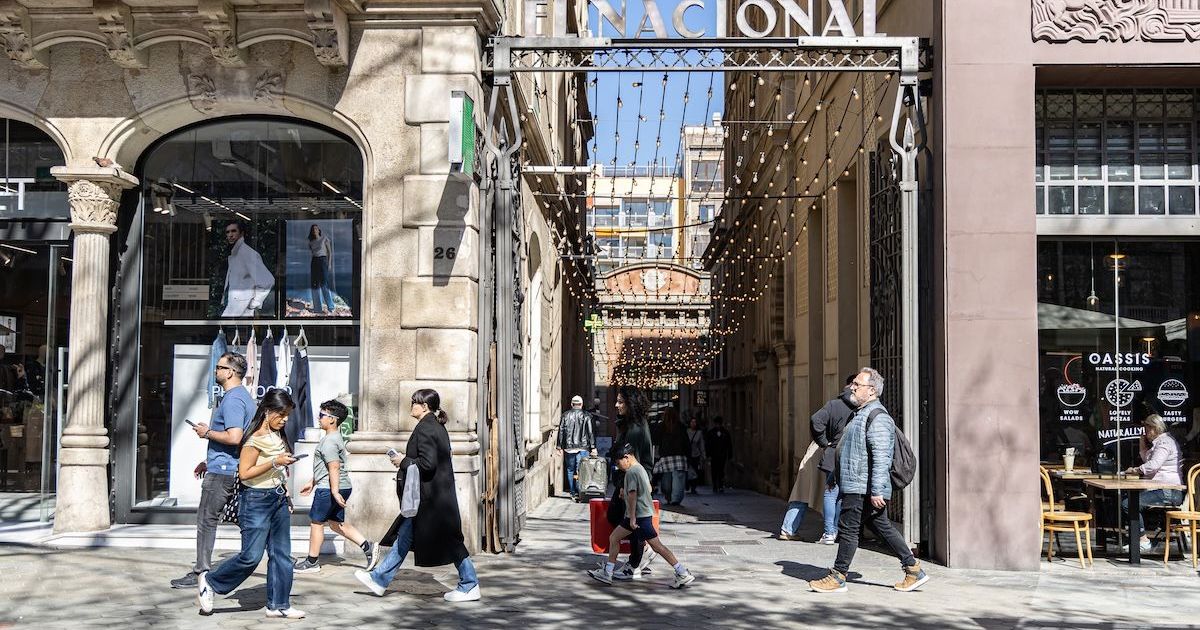 Turistes a passeig de Gràcia per Àngel Bravo Turistes a passeig de Gràcia per Àngel Bravo