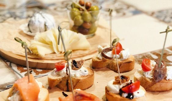 Gairebé el 98% de les persones que visiten Euskadi visiten bars de pintxos © Pexels - Ana Galimova