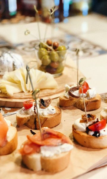 Gairebé el 98% de les persones que visiten Euskadi visiten bars de pintxos © Pexels - Ana Galimova