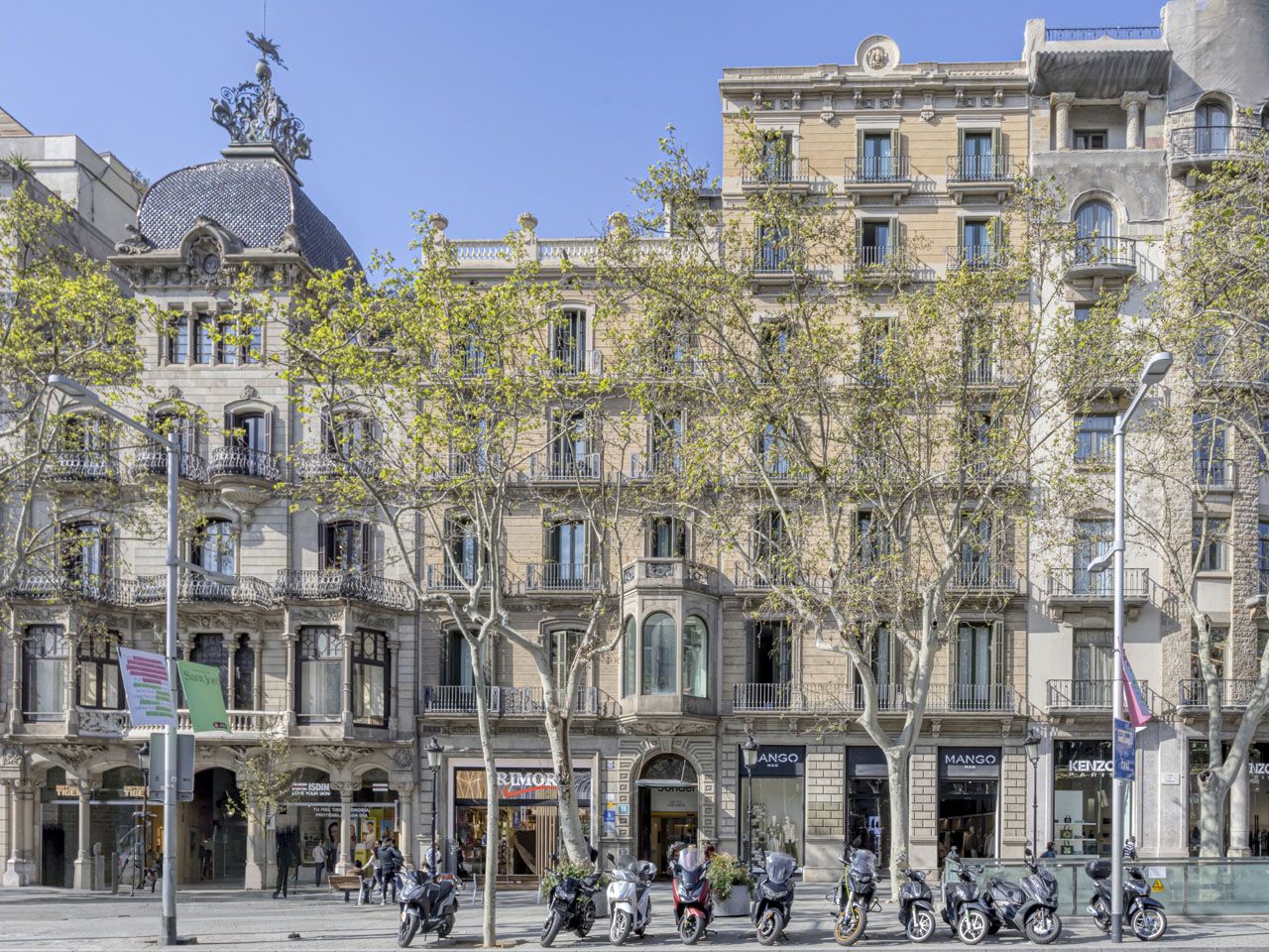 Vista frontal de la fachada del edificio en Paseo de Gracia 29. ©Alting-HIDDEN