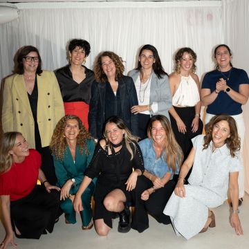 Elvira Bisbe, Elma Saiz, Olga Morales, Mar Alarcón, Astrid Altadill y Patricia Ayma. (abajo) Anna Gener, Eva Vila-Massanas, Reichel Delgado, Beatriz de Vicente i Helena Garcia Melero © Cedida