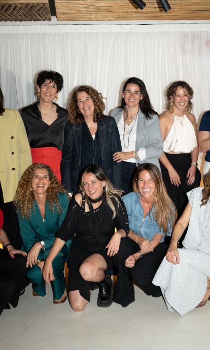 Elvira Bisbe, Elma Saiz, Olga Morales, Mar Alarcón, Astrid Altadill y Patricia Ayma. (abajo) Anna Gener, Eva Vila-Massanas, Reichel Delgado, Beatriz de Vicente i Helena Garcia Melero © Cedida