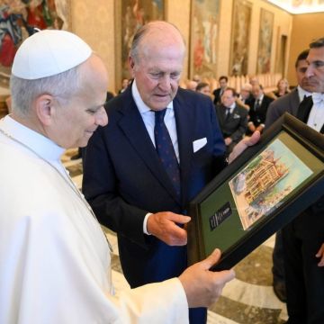 Enrique Lacalle le entrega al Papa la acuarela encargada por el Círculo Ecuestre Enrique Lacalle le entrega al Papa la acuarela encargada por el Círculo Ecuestre