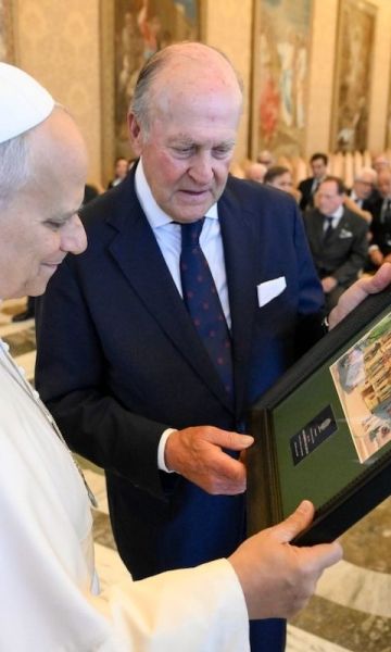 Enrique Lacalle le entrega al Papa la acuarela encargada por el Círculo Ecuestre Enrique Lacalle le entrega al Papa la acuarela encargada por el Círculo Ecuestre