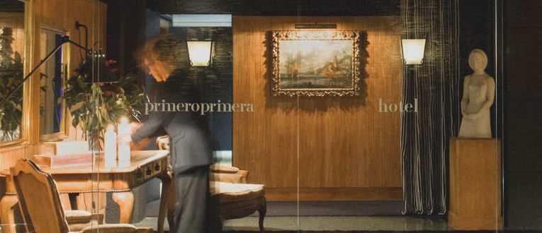 El nom Primero Primera prové del primer pis, primera porta, adreça que encara avui defineix l’hotel. El nom Primero Primera prové del primer pis, primera porta, adreça que encara avui defineix l’hotel.