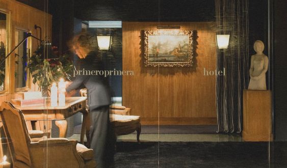 El nom Primero Primera prové del primer pis, primera porta, adreça que encara avui defineix l’hotel. El nom Primero Primera prové del primer pis, primera porta, adreça que encara avui defineix l’hotel.