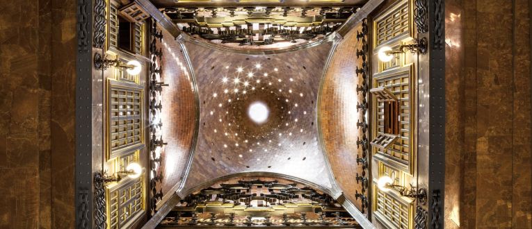 L'interior de la cúpula del saló central del Palau Güell. © Diputació de Barcelona