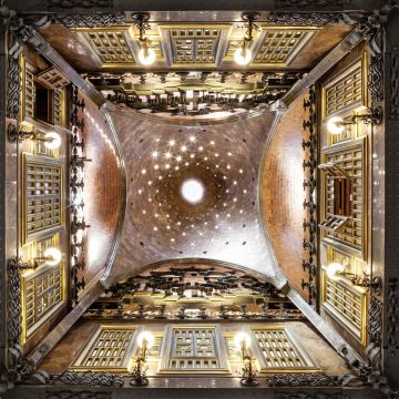 L'interior de la cúpula del saló central del Palau Güell. © Diputació de Barcelona